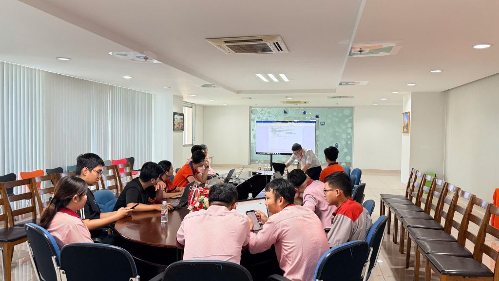 VIEN DONG COLLEGE ORGANIZES TRAINING ON AI APPLICATIONS AND INNOVATIVE TEACHING METHODS