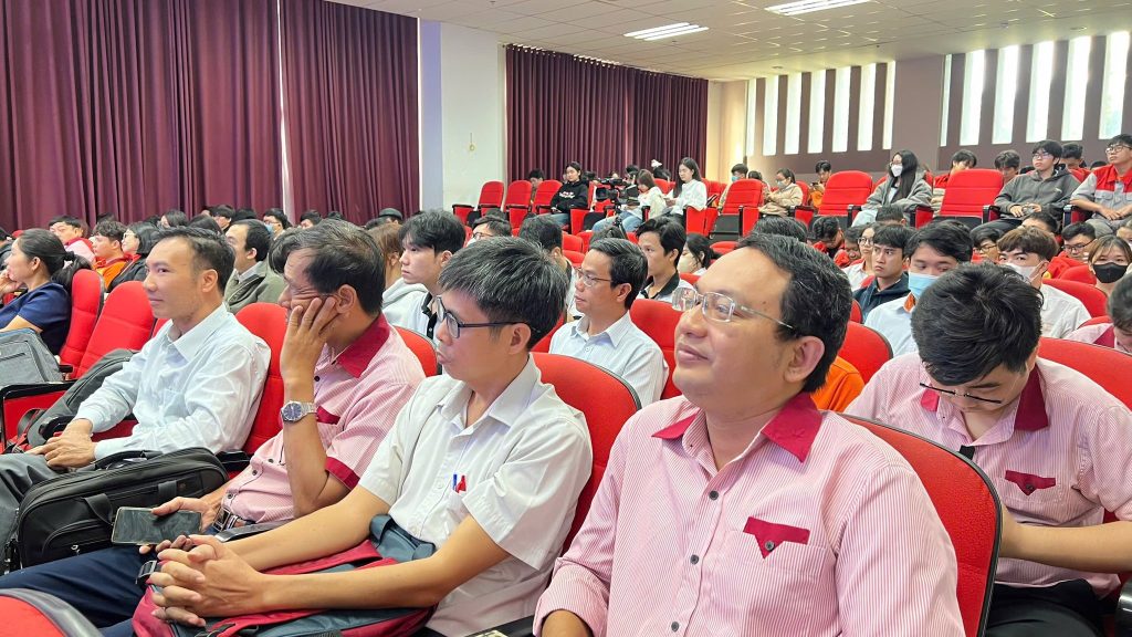 Vien Dong College Organizes Training Program: “Applying AI to Enhance Work Performance and Education”
