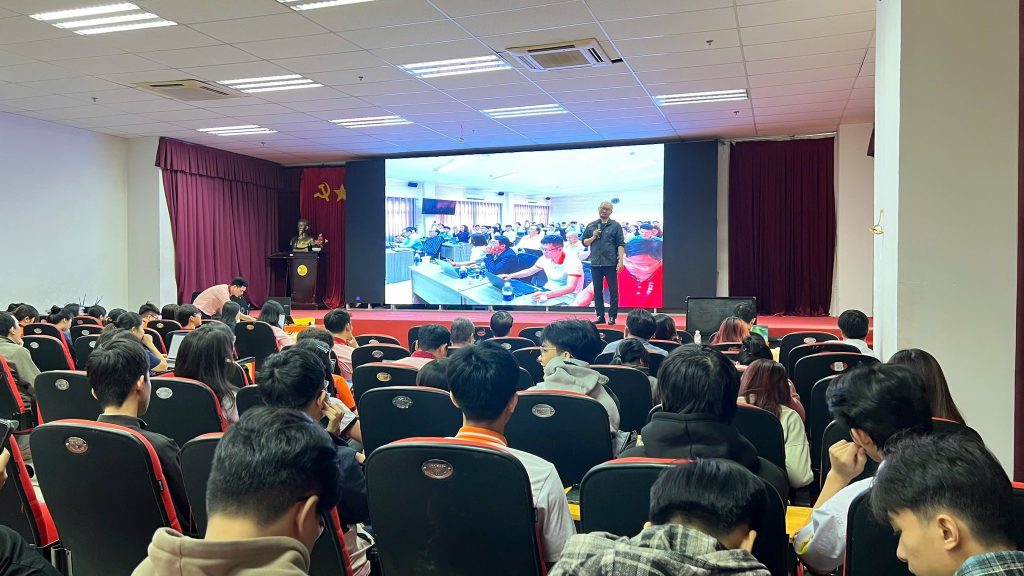 Vien Dong College Organizes Training Program: “Applying AI to Enhance Work Performance and Education”