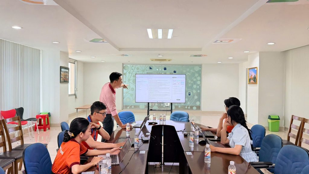 VIEN DONG COLLEGE ORGANIZES TRAINING ON AI APPLICATIONS AND INNOVATIVE TEACHING METHODS