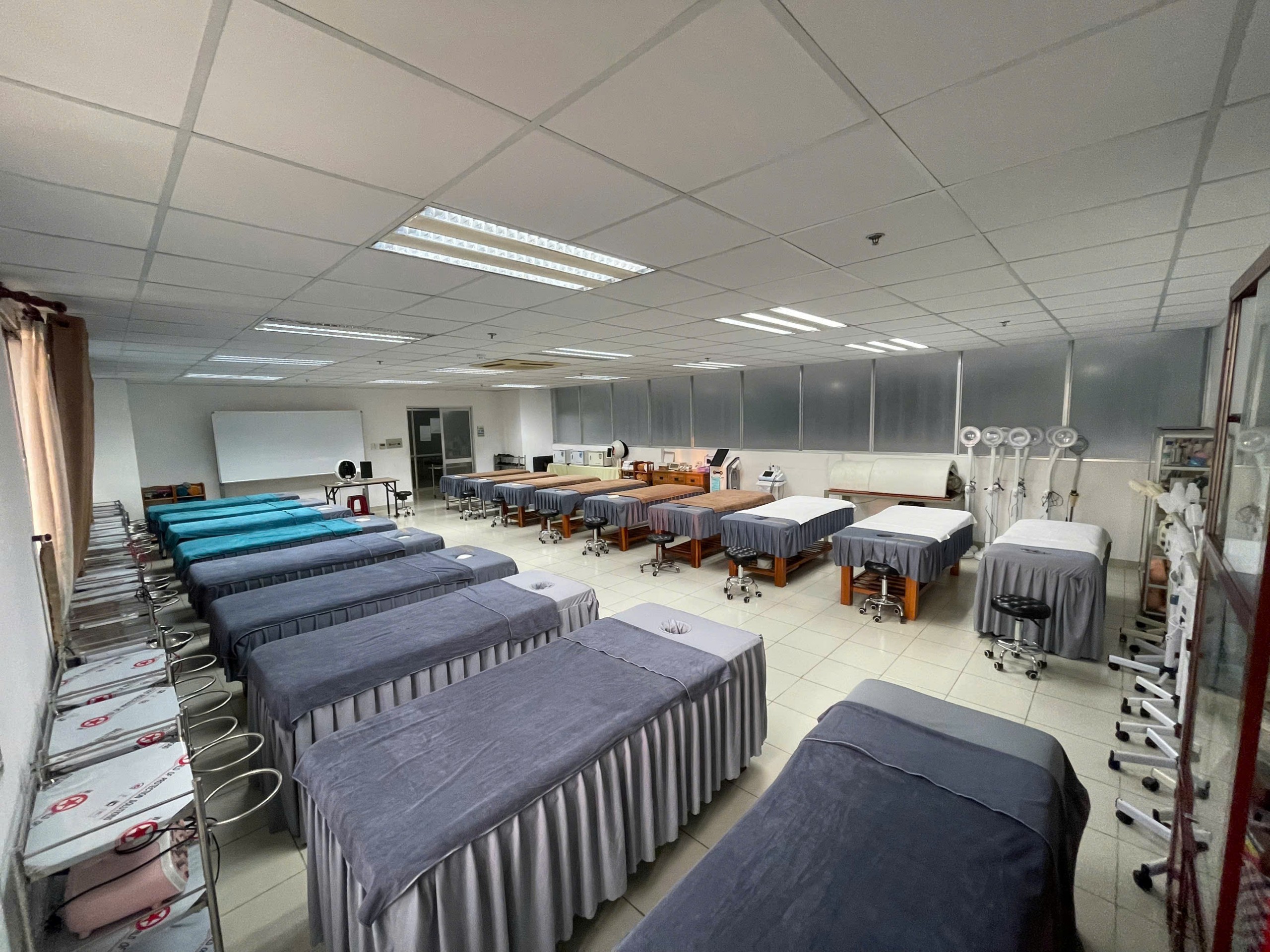 KHÔNG GIAN THỰC HÀNH HIỆN ĐẠI – BỆ PHÓNG CHUYÊN NGHIỆP CHO NGÀNH LÀM ĐẸP