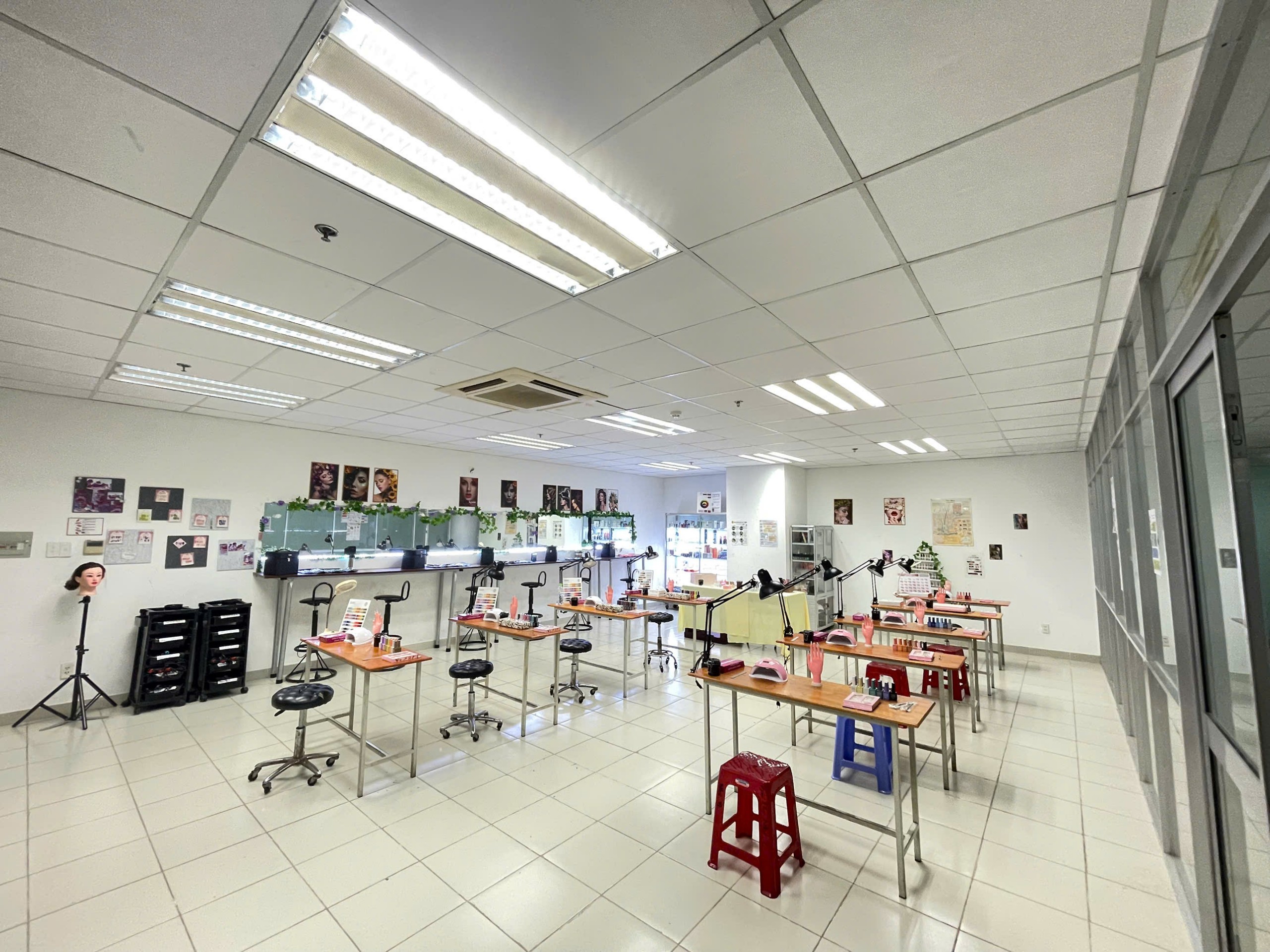 KHÔNG GIAN THỰC HÀNH HIỆN ĐẠI – BỆ PHÓNG CHUYÊN NGHIỆP CHO NGÀNH LÀM ĐẸP