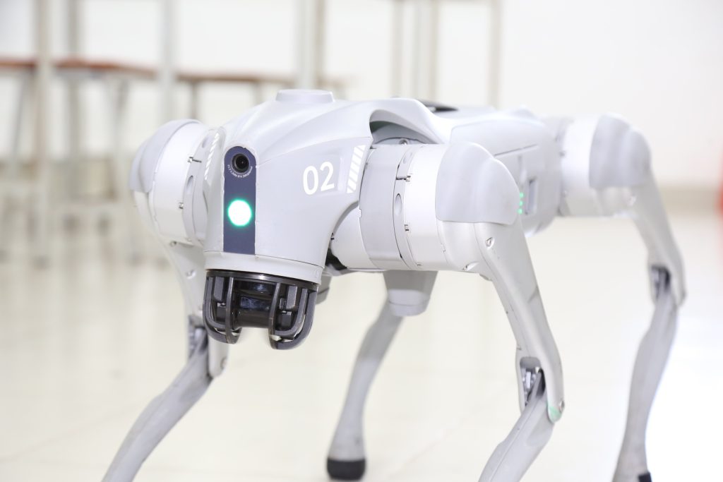 Robot “chó 4 chân” thông minh chính thức xuất hiện tại Cao Đẳng Viễn Đông