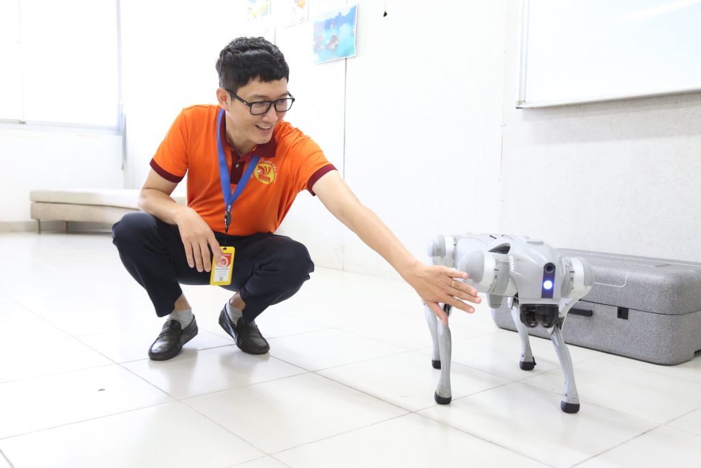 Robot “chó 4 chân” thông minh chính thức xuất hiện tại Cao Đẳng Viễn Đông