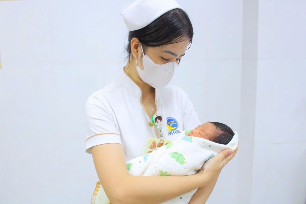 Sinh viên ngành Điều dưỡng Cao đẳng Viễn Đông: Vững tay nghề – Sáng tương lai tại các bệnh viện lớn