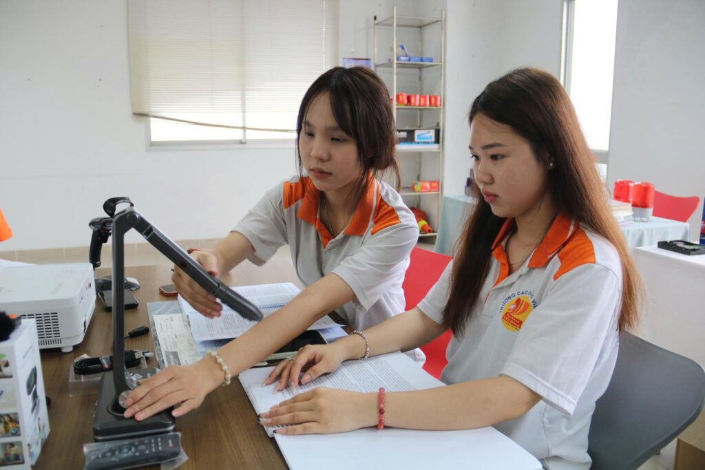 Học Logistics tại Cao đẳng Viễn Đông: Học thực tế, ứng dụng AI, làm việc ngay