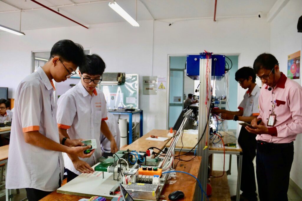 Tương lai rộng mở cùng ngành Công nghệ kỹ thuật Điện – Điện tử tại Cao đẳng Viễn Đông