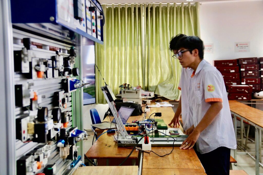 Tương lai rộng mở cùng ngành Công nghệ kỹ thuật Điện – Điện tử tại Cao đẳng Viễn Đông