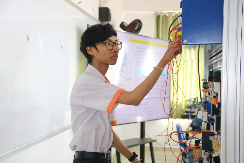 Tương lai rộng mở cùng ngành Công nghệ kỹ thuật Điện – Điện tử tại Cao đẳng Viễn Đông