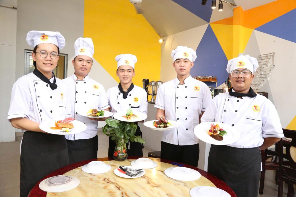 Học món Âu cùng đầu bếp khách sạn 5 sao – Trải nghiệm thực tiễn tại Cao đẳng Viễn Đông