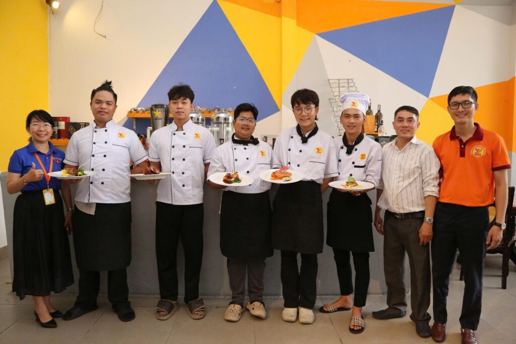 Học món Âu cùng đầu bếp khách sạn 5 sao – Trải nghiệm thực tiễn tại Cao đẳng Viễn Đông
