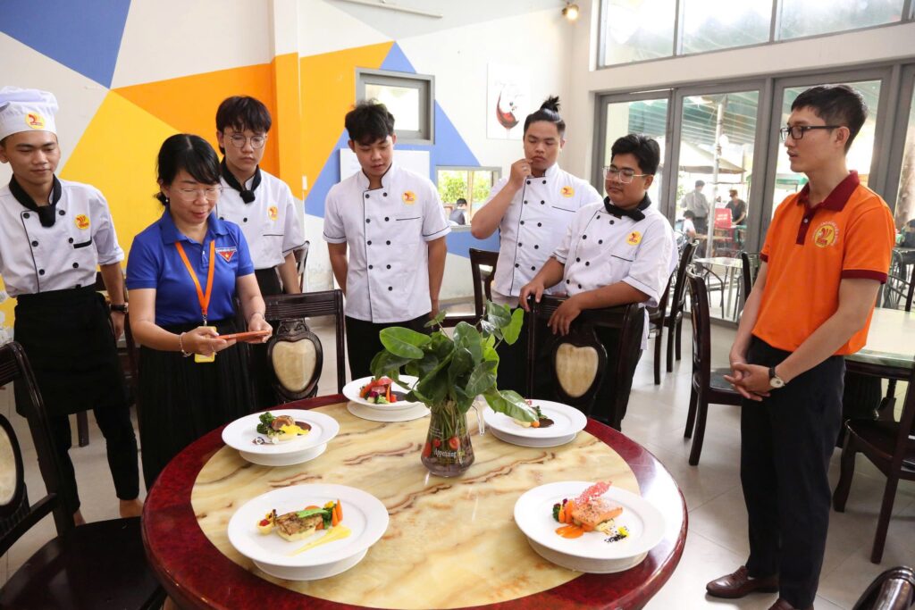 Học món Âu cùng đầu bếp khách sạn 5 sao – Trải nghiệm thực tiễn tại Cao đẳng Viễn Đông