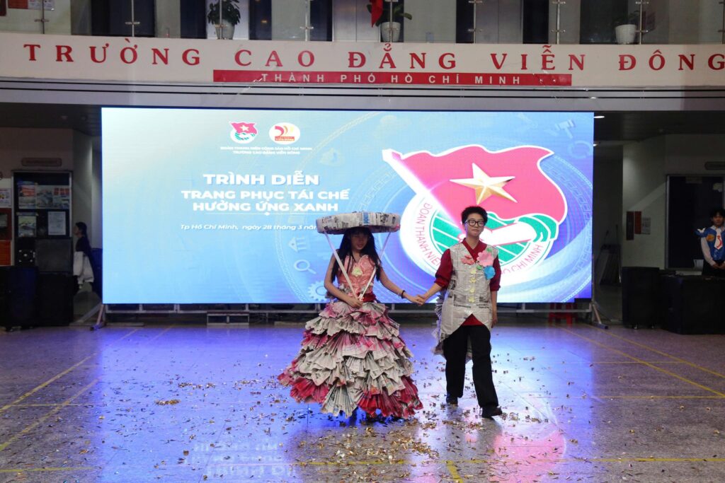 Sinh viên Cao đẳng Viễn Đông lan tỏa lối sống xanh qua thời trang tái chế sáng tạo