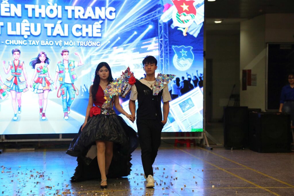 Sinh viên Cao đẳng Viễn Đông lan tỏa lối sống xanh qua thời trang tái chế sáng tạo