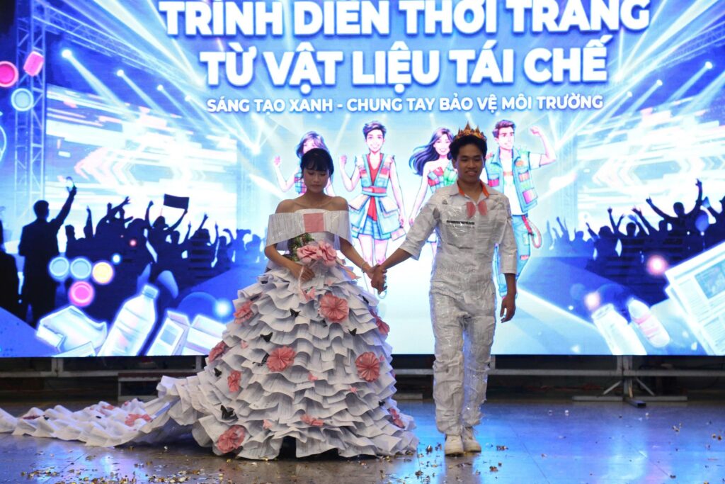 Sinh viên Cao đẳng Viễn Đông lan tỏa lối sống xanh qua thời trang tái chế sáng tạo