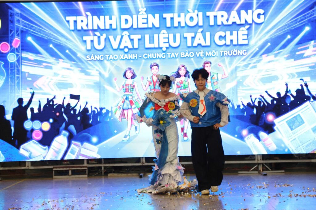 Sinh viên Cao đẳng Viễn Đông lan tỏa lối sống xanh qua thời trang tái chế sáng tạo