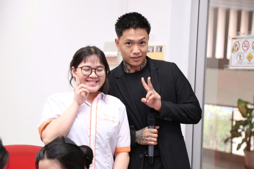 Sinh viên Viễn Đông tìm hiểu về phun xăm nghệ thuật