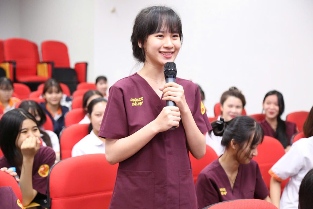 Sinh viên Viễn Đông tìm hiểu về phun xăm nghệ thuật