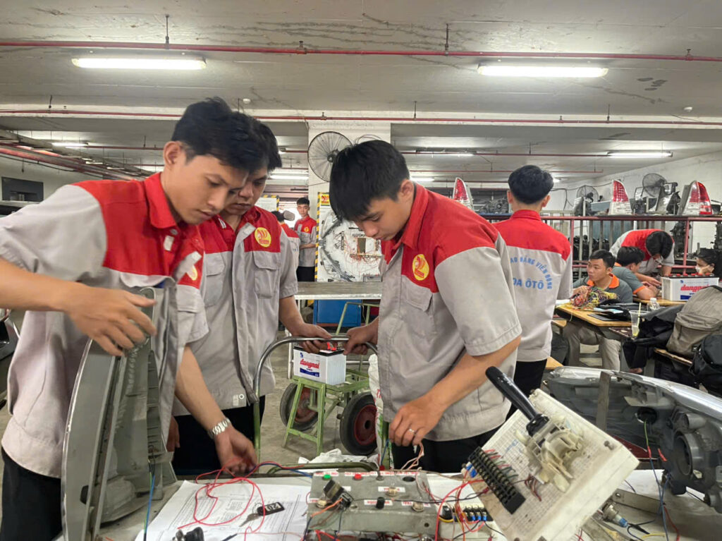 Sinh viên Cao đẳng Viễn Đông làm việc tại đại lý ô tô quy mô lớn nhất Đông Nam Á