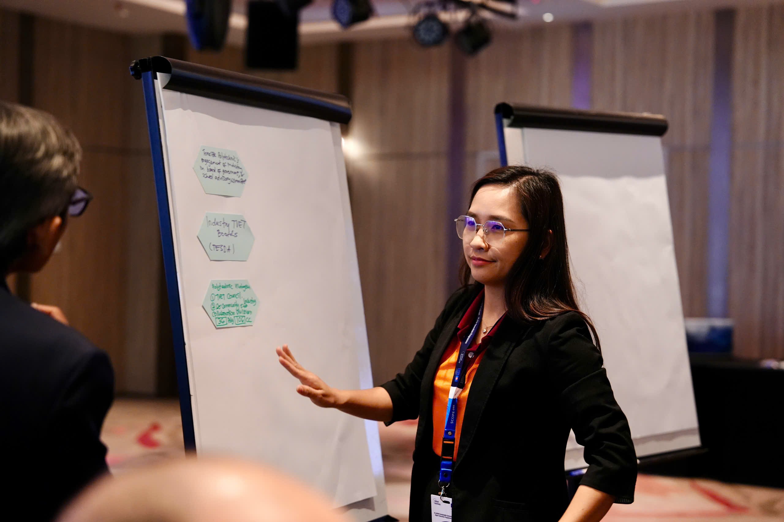 Đại diện Cao đẳng Viễn Đông trình bày