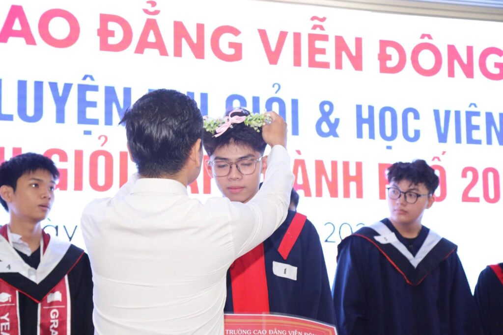 2025-2026年度 終業式および12年生（高3）卒業・成人感謝の集い：Vien Dong Collegeの誇るべき歩み