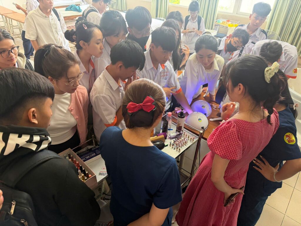 Trải nghiệm định hướng nghề nghiệp tại Cao đẳng Viễn Đông: “Mục sở thị” để thấy rõ – hiểu sâu – chọn đúng ngành!