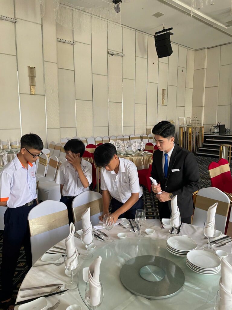 Tân sinh viên hệ 9+3+1 trải nghiệm thực hành nghiệp vụ trực tiếp tại Trung tâm Hội nghị The Adora Center
