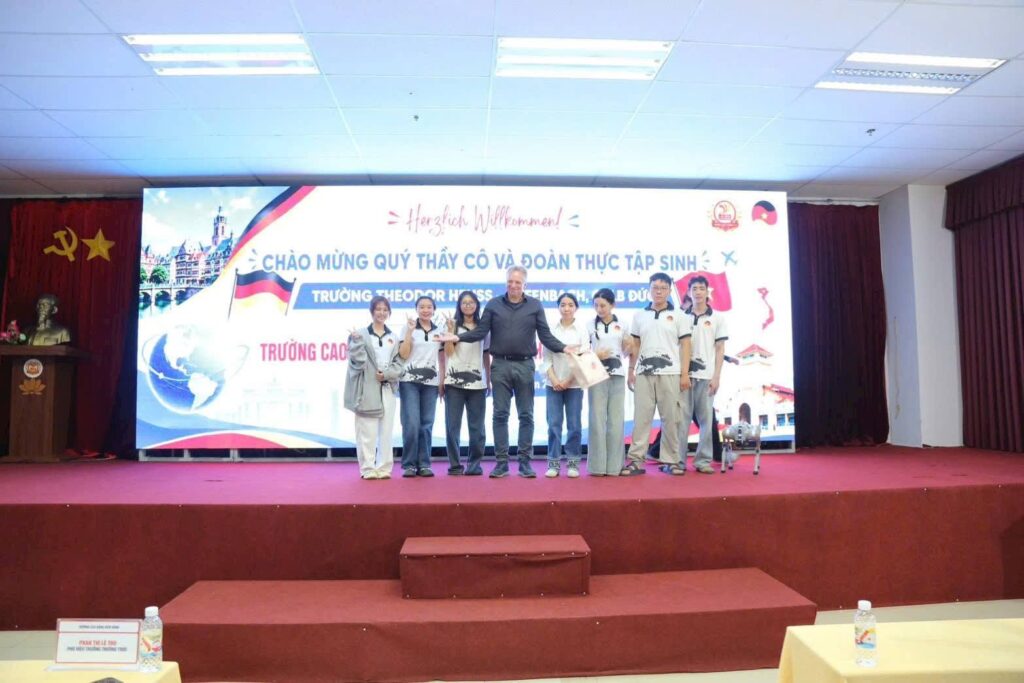 TRƯỜNG CAO ĐẲNG VIỄN ĐÔNG CHÀO ĐÓN ĐOÀN GIẢNG VIÊN VÀ DU HỌC SINH TỪ TRƯỜNG THEODOR HEUSS – OFFENBACH (CHLB ĐỨC)