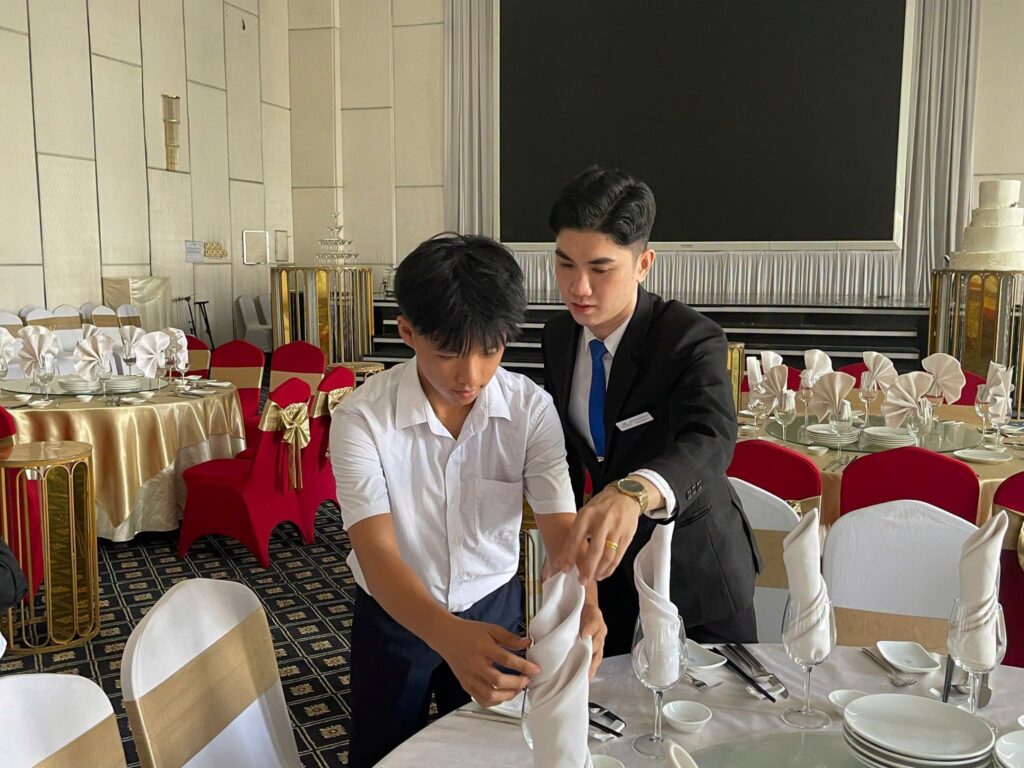 Tân sinh viên hệ 9+3+1 trải nghiệm thực hành nghiệp vụ trực tiếp tại Trung tâm Hội nghị The Adora Center